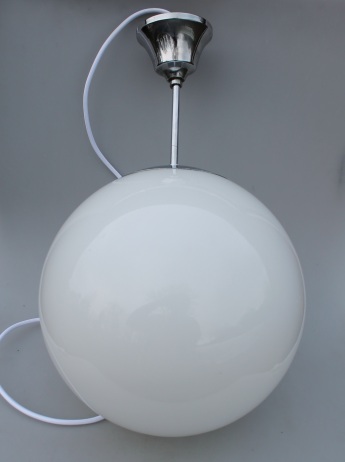 Kuglelampe med forkromet ophæng sælges. Den Blå Fasan Antik og Retro